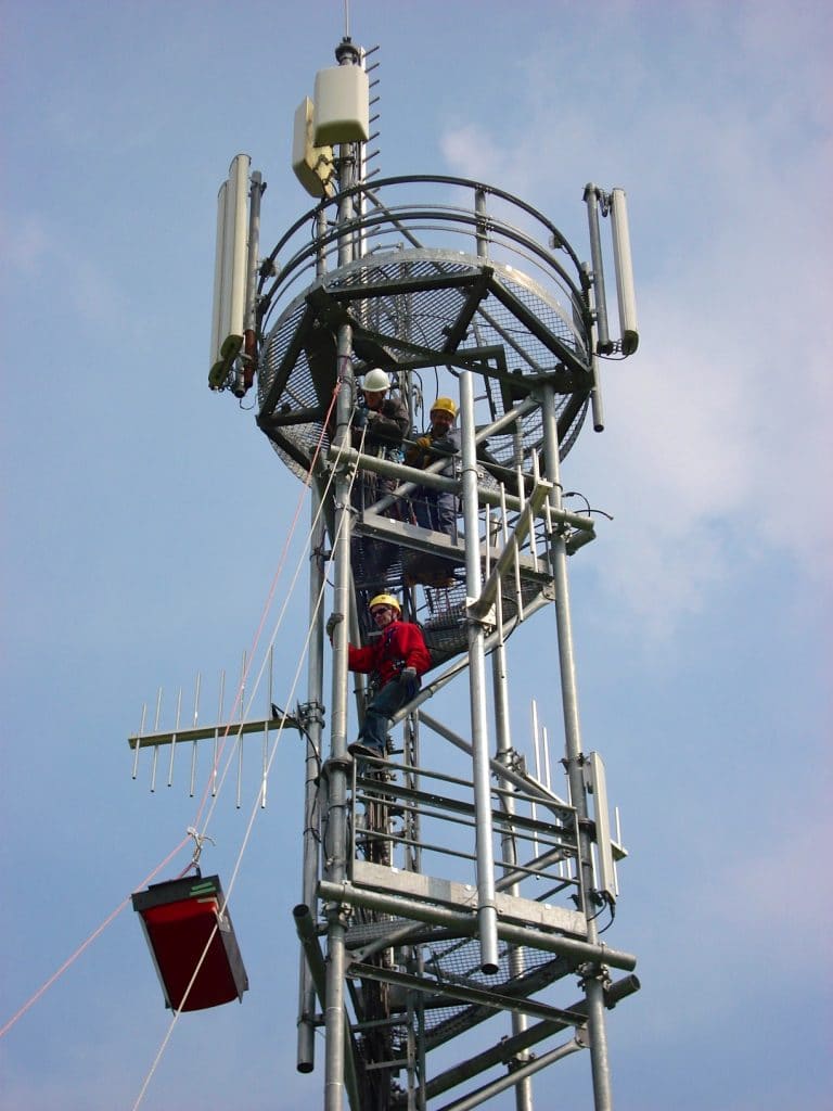 Techniciens installent antenne
