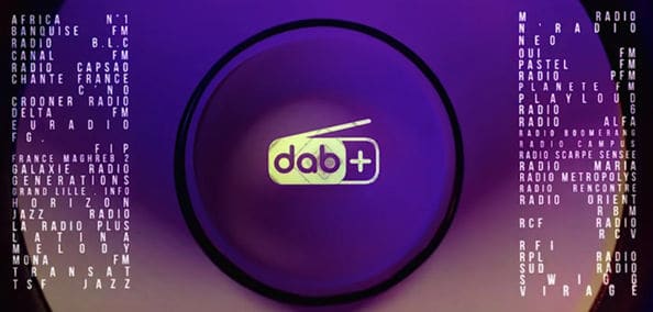 Illustration abstraite du DAB+ avec noms des radios diffusées en DAB
