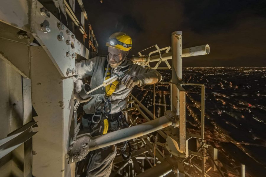 Technicien au sommet de la tour Eiffel
